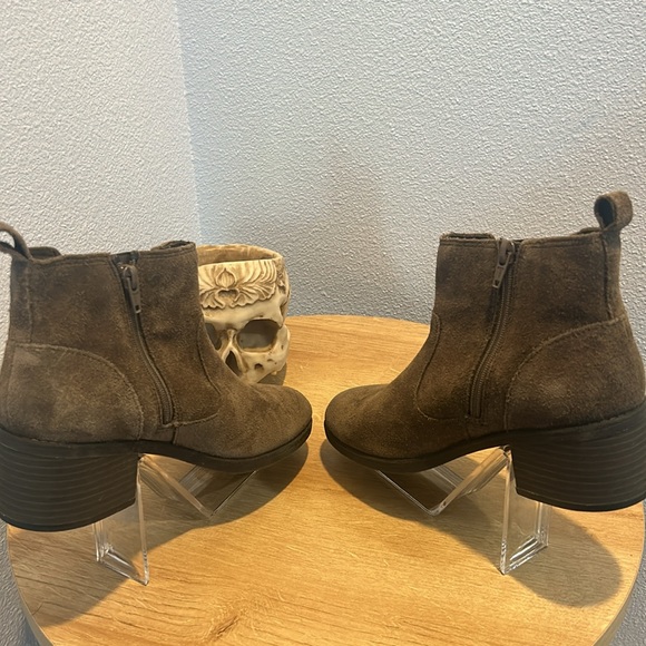 Clark’s Pull-on Suede Chelsea Boot, Size 6.5 - Picture 8 of 13